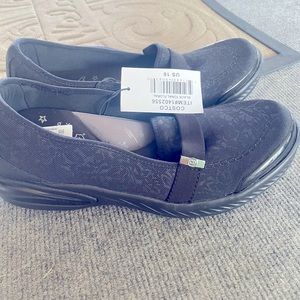 BZees women’s slip on shoe. (Black) Size 10. condition: never worn.